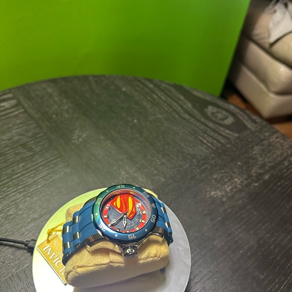 NWT Superman Invicta Watch with hard case and gift box - Picture 8 of 16